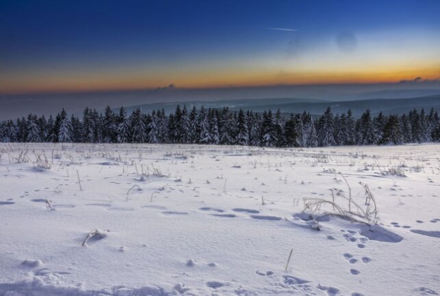 Traumhafter Wintersonnenuntergang auf dem Fichtelberg - Eisige Schönheit rund um den Fichtelberg. Foto: Bernd März