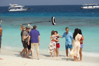 Traumschiff nimmt am 2. Weihnachtsfeiertag Kurs auf Coco Island - Dreh einer Szene am Strand der Malediven, unter anderem mit Schauspieler Jan Sosniok (3.v.r.).