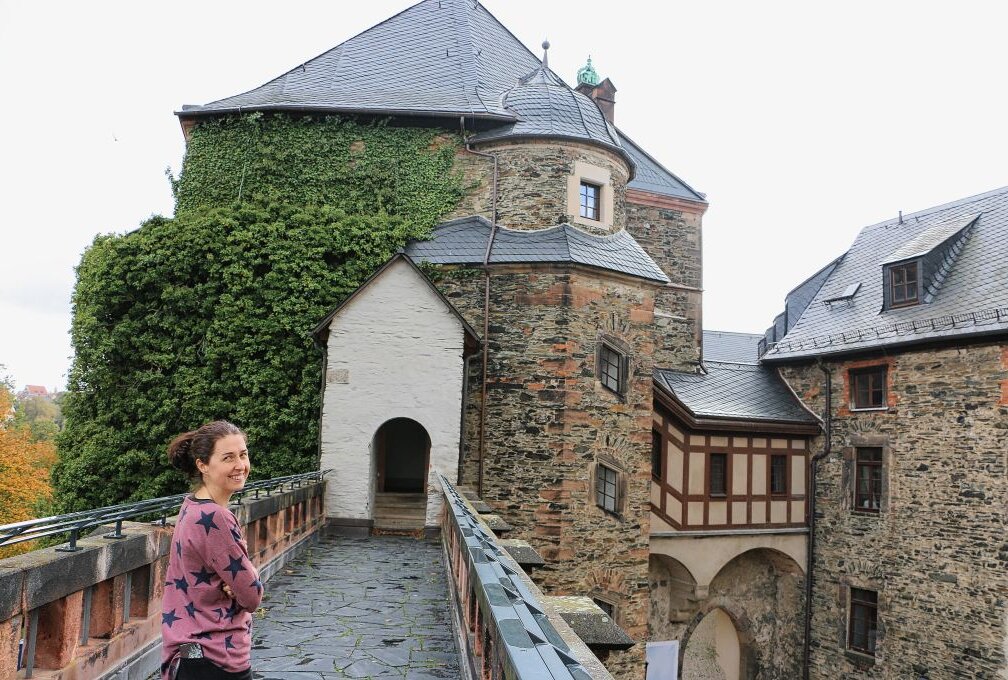 Nadine Holesch zeigt die Burg Mylau. Foto: Simone Zeh