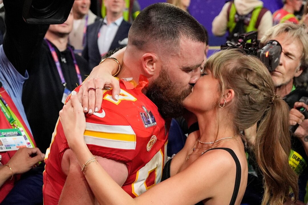 Travis Kelce: Taylor Swift war eigentlich kein Sport-Fan - Taylor Swift küsst Travis Kelce nach dem Sieg beim Super Bowl.