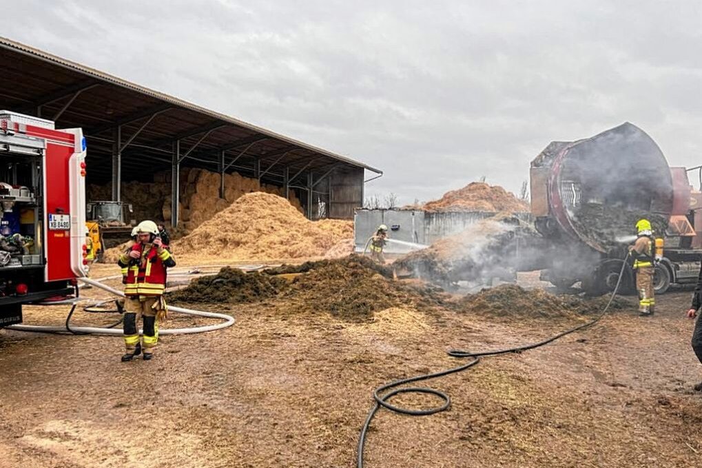 Trebsen: Strohhäcksler gerät in Brand - In einem landwirtschaftlichen Betrieb ist ein Strohhäcksler durch einen technischen Defekt in Brand geraten. Foto: Sören Müller
