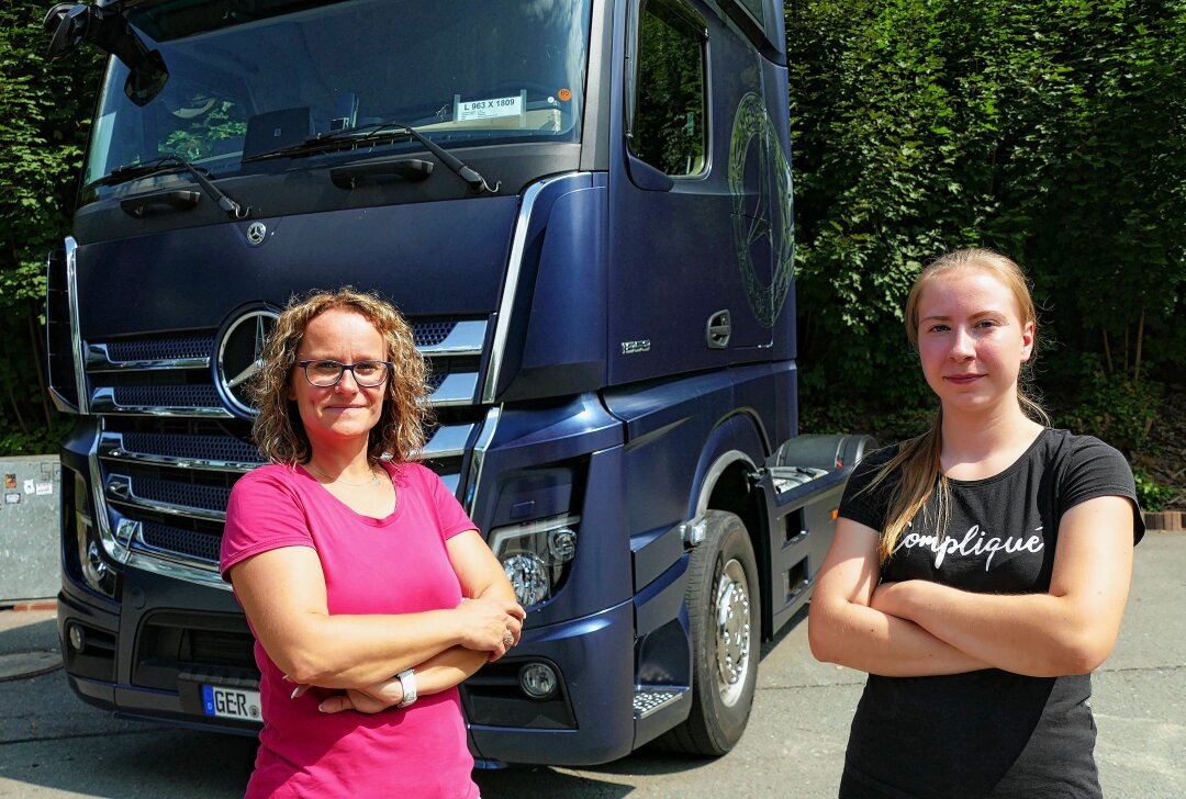 Trend bestätigt sich: Truckerladies gibt es jetzt auch im Erzgebirge - Denise Herschel (links) und Jennifer Hentschel haben in Zschopau die praktische Berufskraftfahrerprüfung bestanden. Foto: Andreas Bauer