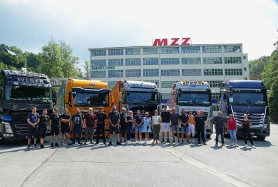 Trend bestätigt sich: Truckerladies gibt es jetzt auch im Erzgebirge - Am Ende des Prüfungstages gab es ein Gruppenbild mit allen Beteiligten. Foto: Andreas Bauer