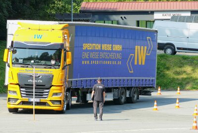 Trend bestätigt sich: Truckerladies gibt es jetzt auch im Erzgebirge - Hinterm Steuer musste dann eifrig rangiert werden. Foto: Andreas Bauer