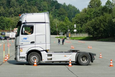 Trend bestätigt sich: Truckerladies gibt es jetzt auch im Erzgebirge - Auf dem Hindernisparcours galt es, möglichst alle Hütchen stehen zu lassen. Foto: Andreas Bauer