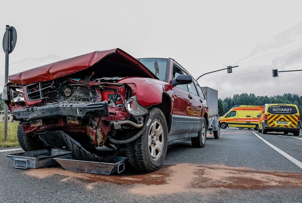 BMW missachtet Stoppschild und kracht in Subaru, zwei Verletzte Personen. Foto: B&S