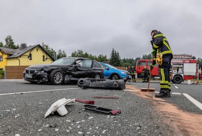 Treuen: BMW missachtet Stoppschild und kracht in Subaru - Missachtetes Stoppschild führt zu crash. Foto: B&S