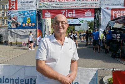 Triathlon in Zwickau: 508 Starter haben sich auf die Strecke begeben - Organisationsleiter Wolfgang Hertrampf hatte letztmalig den Hut auf. Foto: Ralf Wendland