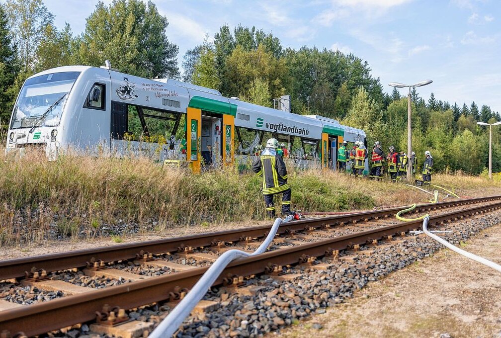 Triebwagen der Vogtlandbahn fängt Feuer - Vogtlandbahn fängt Feuer. B&S/ David Rötzschke