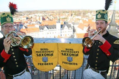 Trompetentöne von hoch oben - Martin Ade (r.) und Jannik Stolz vom Bergmusikkorps Saxonia auf dem Freiberger Petriturm.