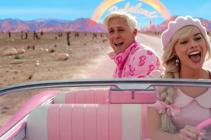 "Trotz aller Warnungen": "Barbie"-Star Margot Robbie war "schon immer von Filmen besessen" - Superstars in pink: Margot Robbie spielt in "Barbie" an der Seite von Ryan Gosling.