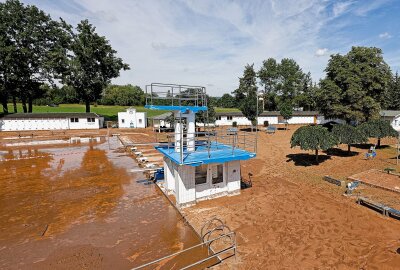 Trotz Millionen-Bescherung: Für das Gersdorfer Sommerbad ist Geduld nötig - So sah das Sommerbad kurz nach der Schlammflut aus. Foto: Markus Pfeifer