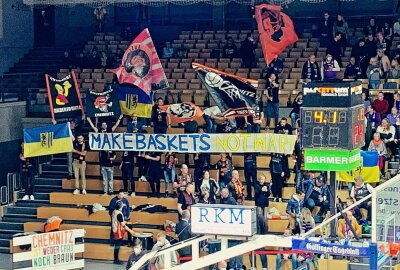 Trotz Niederlage in Göttingen: Niners mit großartigem Zeichen! - Auch aus dem Gästeblock gab es mit dem Spruchband "Make Baskets Not War!" ein entsprechendes Zeichen. Foto: Marcus Hengst.