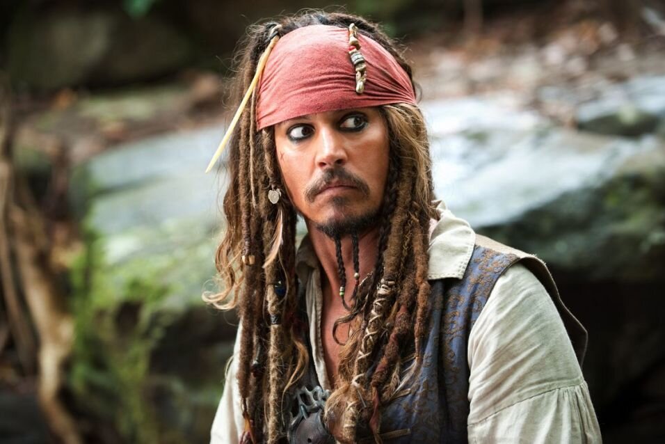 Trotz Rechtsstreits: Kehrt Johnny Depp zu "Fluch der Karibik" zurück? - In fünf "Fluch der Karibik"-Teilen spielte Johnny Depp den Kultpiraten Captain Jack Sparrow. Gerüchten zufolge soll er im neuen Teil zu sehen sein - obwohl Disney die Zusammenarbeit mit ihm beendete.