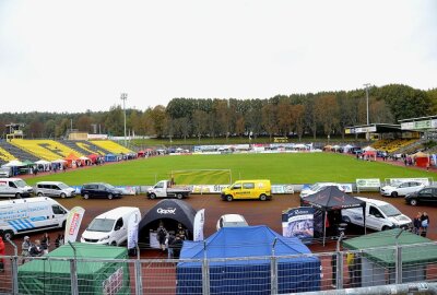 Trotz Regen: 1.400 Besucher pilgern zur Ausbildungsmesse - Blick auf das Stadionoval. Foto: Karsten Repert