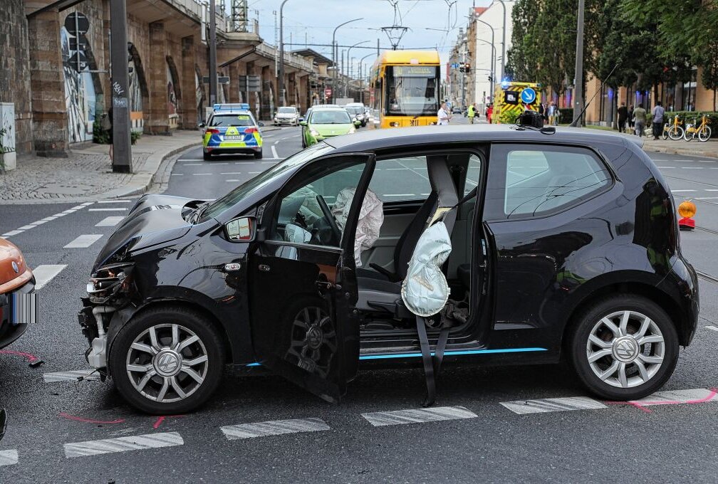 Trotz Sondersignal! VW Up kracht in Streifenwagen der Bundespolizei - Die VW-Fahrerin wurde schwer verletzt und ins Krankenhaus eingeliefert. Foto: Roland Halkasch