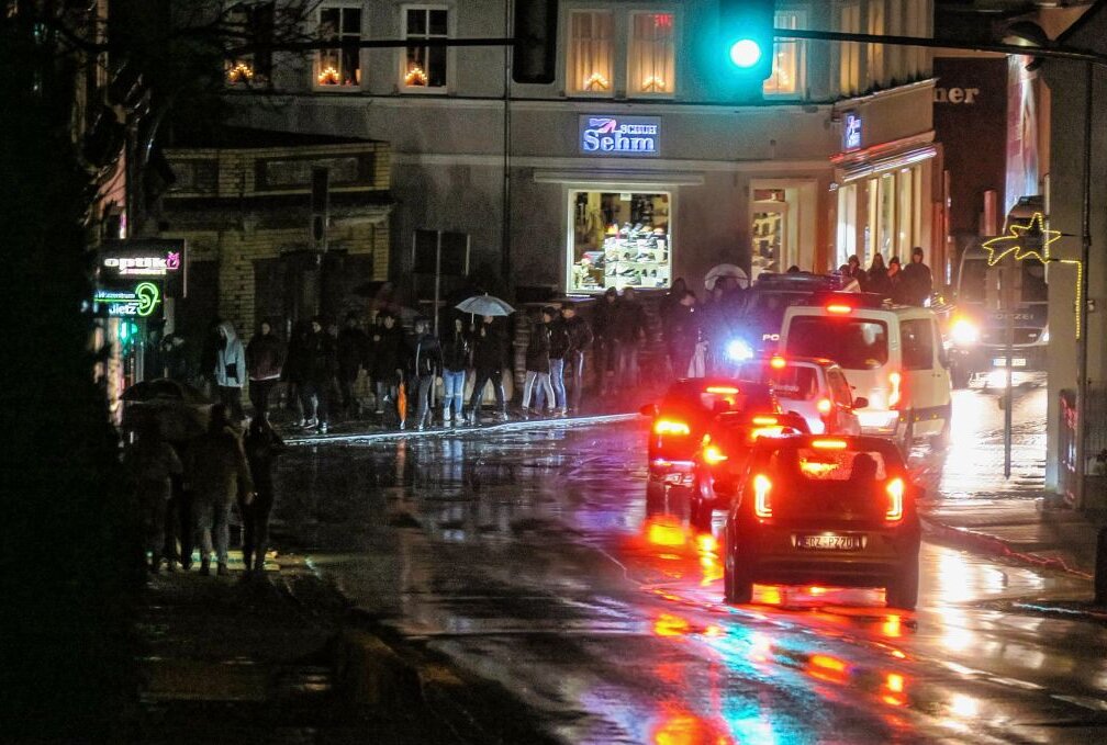 Laut Polizei vor Ort versammelten sich Montagabend in Summe etwa 110 Personen, um in Zwönitz zu protestieren. Foto: Niko Mutschmann