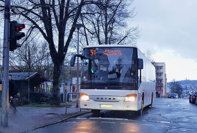Trotz Streik: Alle Busse im Vogtland fahren planmäßig - Dieses Foto von heute früh zeigt: Die Busse im Vogtland fahren! Auch die Stadtbusse der Plauener Straßenbahn fahren planmäßig. Aufgenommen in der Ostvorstadt. Foto: Karsten Repert