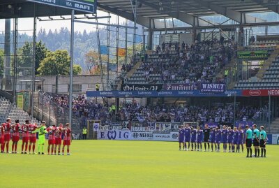Trotz Überzahl: Veilchen holen nur einen Punkt - Schweigeminute vor dem Spiel zu Ehren des Verstorbenen Uwe Seeler. Foto: Alexander Gerber
