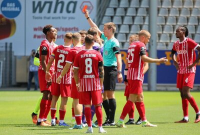 Trotz Überzahl: Veilchen holen nur einen Punkt - Bereits in Spielminute eins kassierte der SC Freiburg eine Rote Karte. Foto: Alexander Gerber
