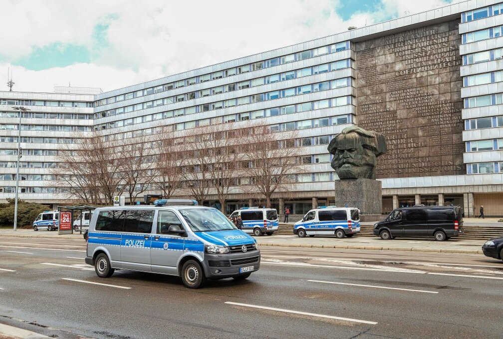 Trotz Verbot Menschenansammlung in Chemnitz? Polizei sichert Marx-Monument - Verstärkte Polizeipräsenz am Karl-Marx-Monument in Chemnitz. Foto: André März