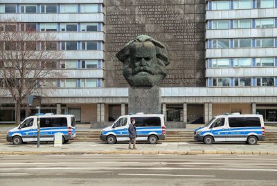 Trotz Verbot Menschenansammlung in Chemnitz? Polizei sichert Marx-Monument - Verstärkte Polizeipräsenz am Karl-Marx-Monument in Chemnitz. Foto: André März