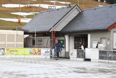 Trotz Witterungsverhältnissen: Mehrere Freizeitangebote am Fichtelberg - Die Tourismusleiterin Daisy Richter probierte schon einmal auf Eis zu laufen. Foto: Thomas Fritzsch/PhotoERZ