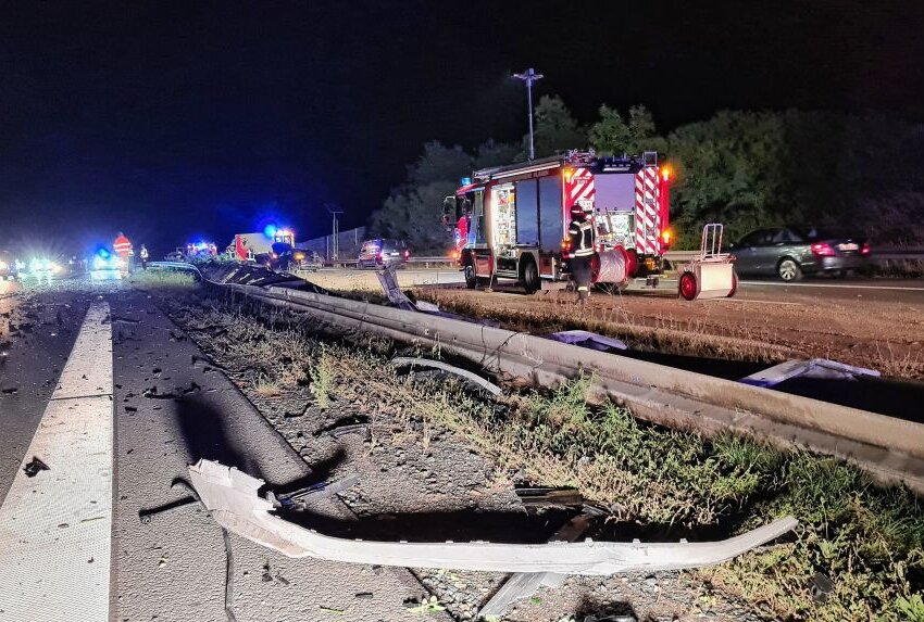 Trümmerfeld auf der A72 durch schweren Verkehrsunfall - Schwerer Verkehrsunfall auf der A72. Foto: Mike Müller