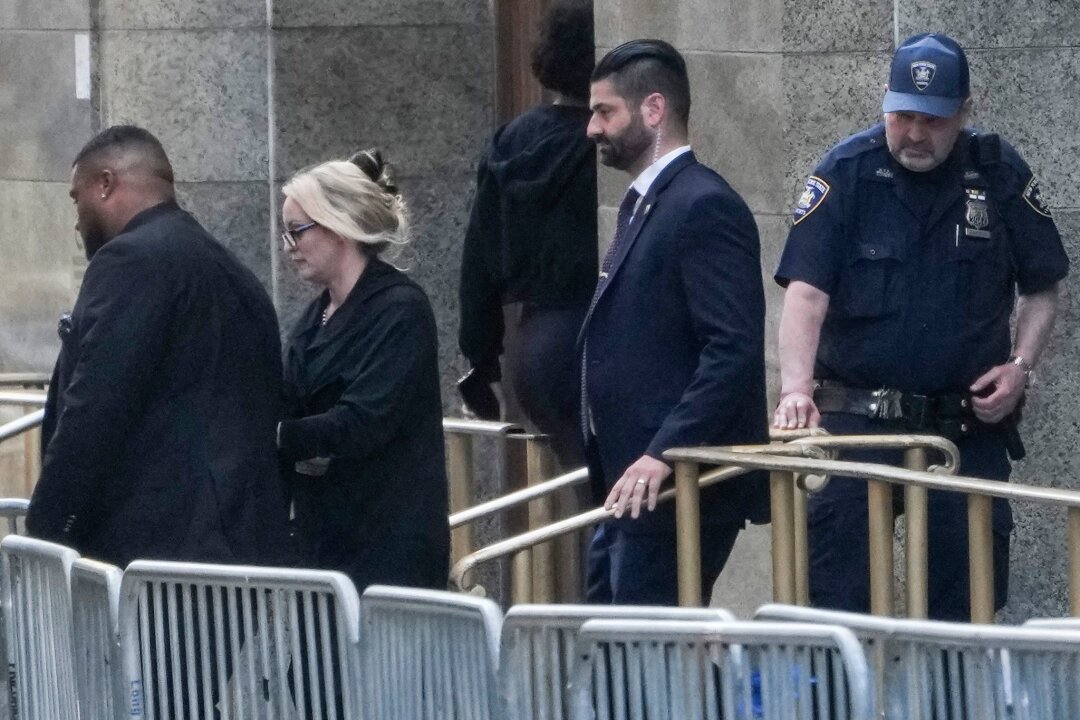 Trump-Prozess: Pornodarstellerin wehrt sich gegen Vorwürfe - Stormy Daniels verlässt das Gerichtsgebäude in New York.
