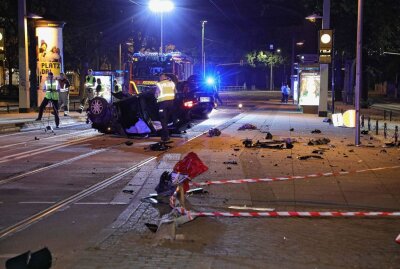 Trunkenheitsfahrt durch Dresden: Auto überschlägt sich - Ein PKW überschlug sich. Foto: Roland Halkasch