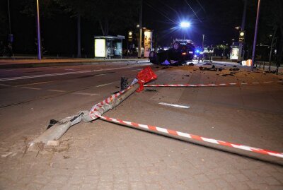Trunkenheitsfahrt durch Dresden: Auto überschlägt sich - Ein PKW überschlug sich. Foto: Roland Halkasch