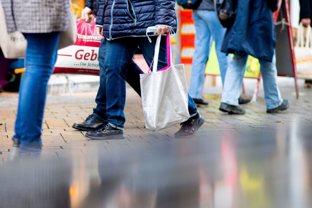 Tschechien diskutiert über Öffnungszeiten an Feiertagen - Menschen gehen an einem verkaufsoffenen Sonntag mit Einkaufstaschen durch die Fußgängerzone der Innenstadt.