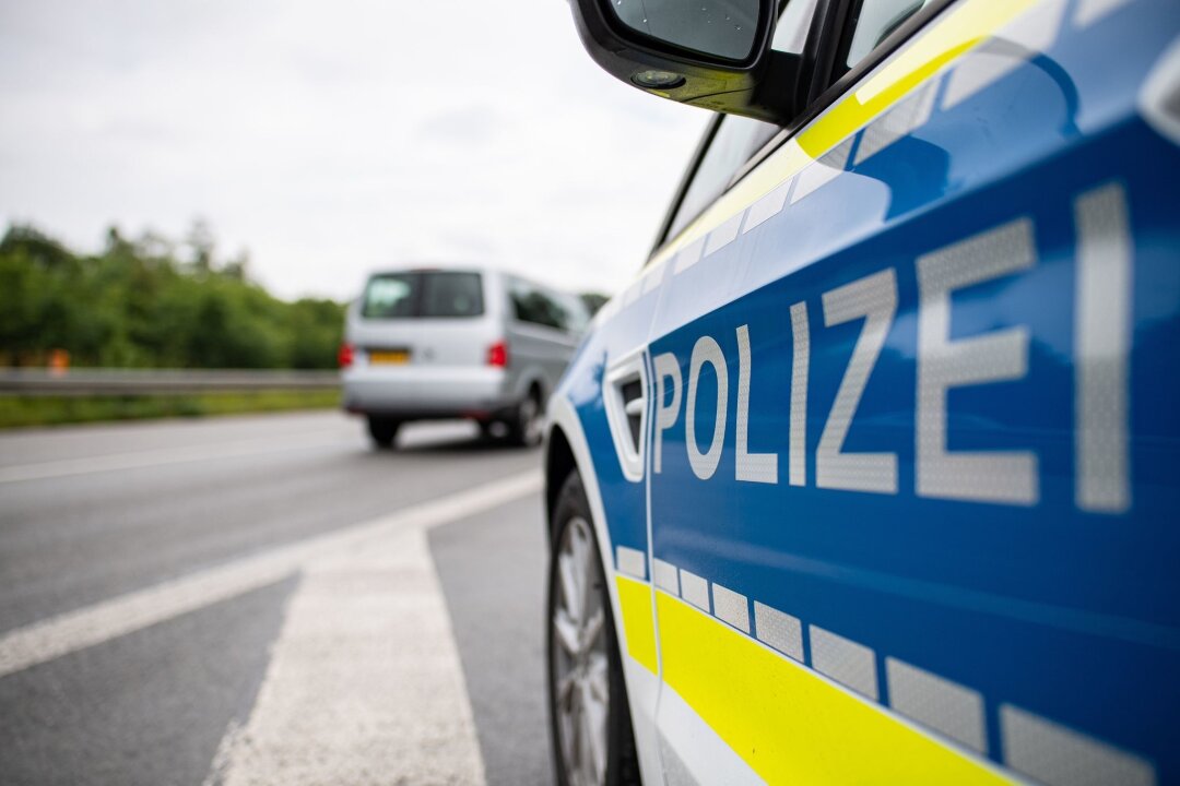 Tschechien: Mann begeht Fahrerflucht und baut wieder Unfall - Ein Streifenwagen der Polizei steht auf einer Straße.