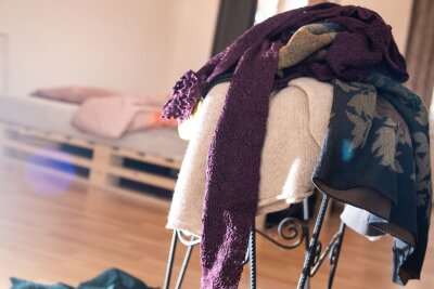 Tschüss Chaos: Dauerhaft Ordnung halten in vier Schritten - Manche stören sie mehr, manche weniger: Wäscheberge, die sich im Schlafzimmer ansammeln.