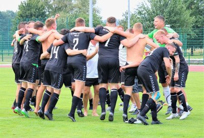 TSV Einheit Claußnitz steigt in die Fußball-Mittelsachsenliga auf - Nach dem Abpfiff war die Aufstiegs-Freude im Einheit-Lager sehr groß. Foto: Knut Berger