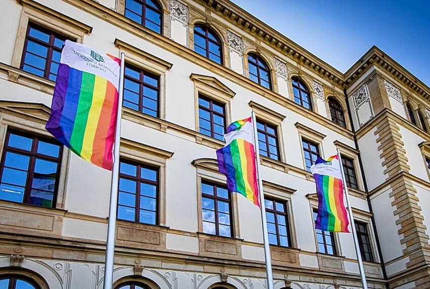 TU Chemnitz hisst an allen elf Fahnenmasten die Regenbogenflagge - Technische Universität Chemnitz hat an allen elf Fahnenmasten die Regenbogenflagge gehisst. Pressefoto: Technische Universität Chemnitz