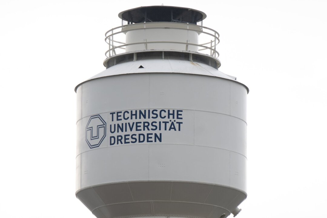 TU Dresden eröffnet "Roboterküche" - An einem Wasserturm am Mollier-Bau der TU Dresden steht der Schriftzug „Technische Universität Dresden“.