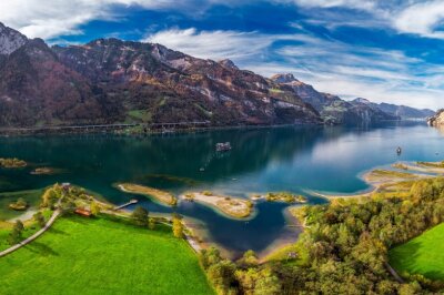 Die Badeinseln "Lorelei" im Urnersee in der Schweiz sind der perfeke Ort für Sonnenanbeter. Um das Ufer des Reussdeltas zu erhalten, wurden über drei Millionen Gestein aufgeschüttet. Feiner Sand überdeckt den aufgeschütteten Kies. Die Inseln sind aber nur schwimmend erreichbar.