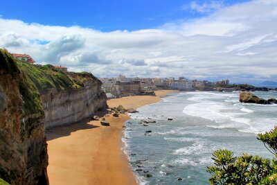 Der goldene Strand "Plage de la Côte des Basques" in dem Ort Biarritz, der sich im äußersten Südwesten Frankreichs befindet, sorgt mit seinem türkisblauen Wasser, schroffen Klippen und einer spektakulären Landschaft für den perfekten Strandurlaub für Surfer und Abenteuerlustige. 