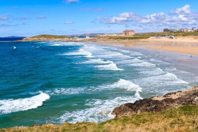Der Fistral Beach in Cornwall in Gro ist als der schönste Surfstrand Englands bekannt. Mit seinem feinen weichen Sand und den beeindruckenden Felsen lockt er zahlreiche Menschen an. Die See ist ab und zu sehr rau, weshalb viele Surfer den Strand besuchen. 