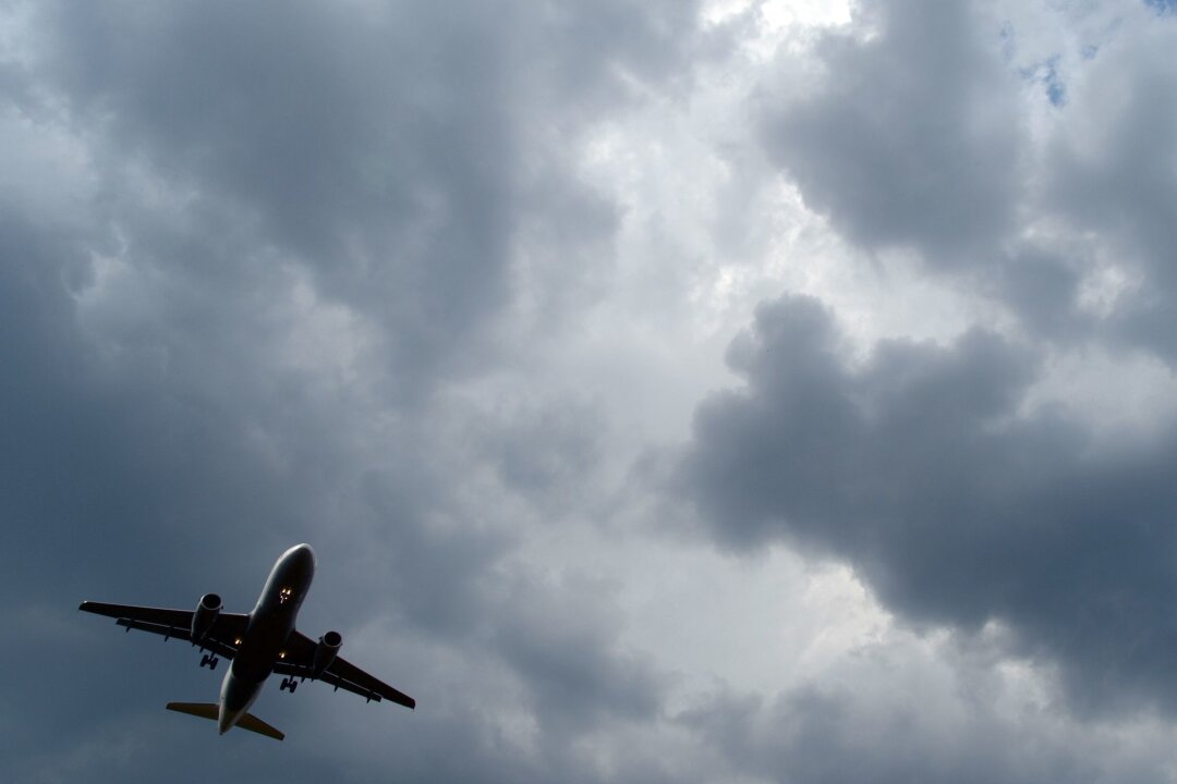 Turbulenzen: Die Ursachen und was Flugpassagiere tun können - Das kann heikel werden: Gewitterwolken türmen sich über einem Flugzeug auf.
