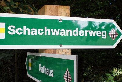 TV-Sendung sorgt für Betrieb auf Borstendorfer Schwachwanderweg - Der Schachwanderweg führt durchs gesamte Dorf, wobei überdimensionale Schachfiguren als Anlaufpunkte dienen. Foto: Andreas Bauer