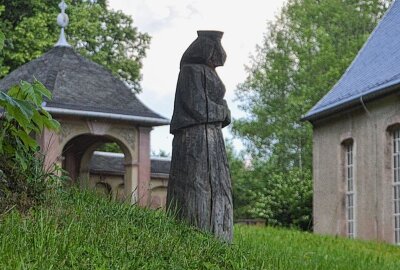 TV-Sendung sorgt für Betrieb auf Borstendorfer Schwachwanderweg - An der Kirche befindet sich eine der großen Figuren aus Holz. Foto: Andreas Bauer