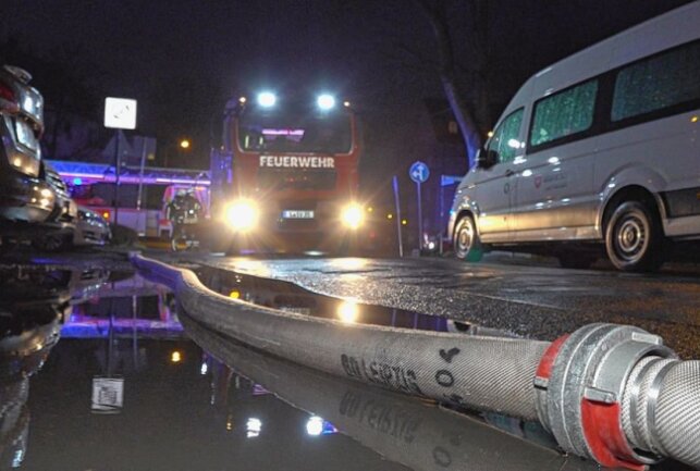"Twitter-Gewitter" zum Tag des Europäischen Notrufs - Die Feuerwehr berichtete gestern auf Twitter über einige ihrer Einsätze. Foto: Christian Grube