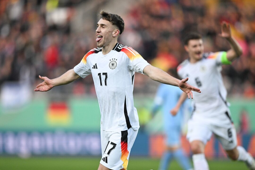 U21 nach Sieg gegen Israel zurück an der Tabellenspitze - U21-Nationalspieler Brajan Gruda (l) bejubelt seinen Treffer zum 1:0.