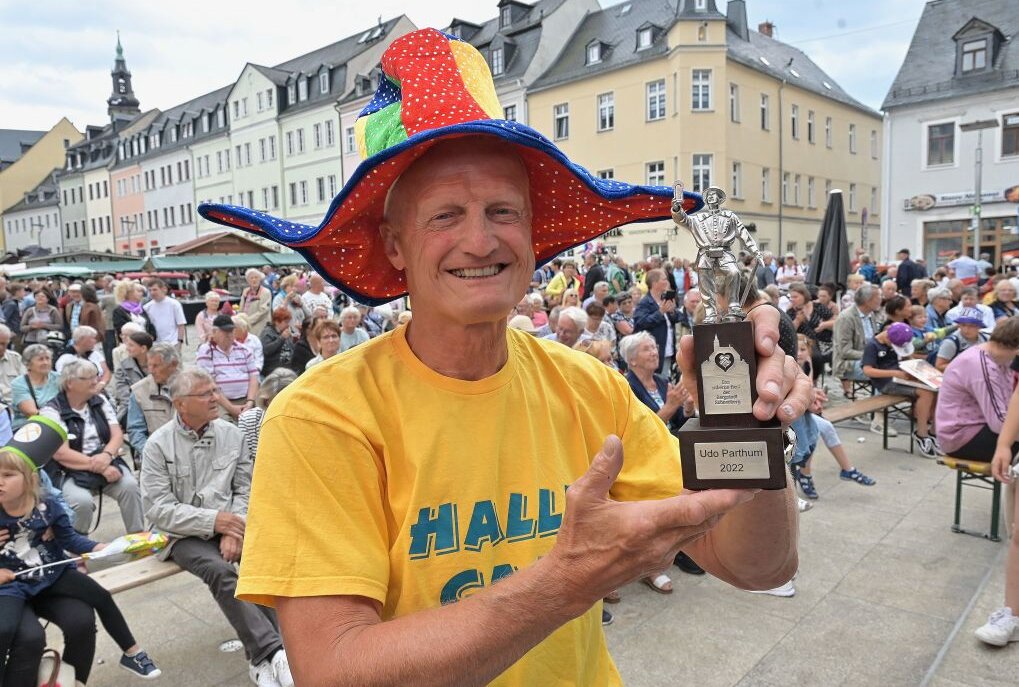 Udo Parthum erhält für sein Engagement Auszeichnung der Stadt Schneeberg - Udo Pathum hat für sein Engagement das "Silberne Herz" der Bergstadt Schneeberg verliehen bekommen.Foto: Ralf Wendland