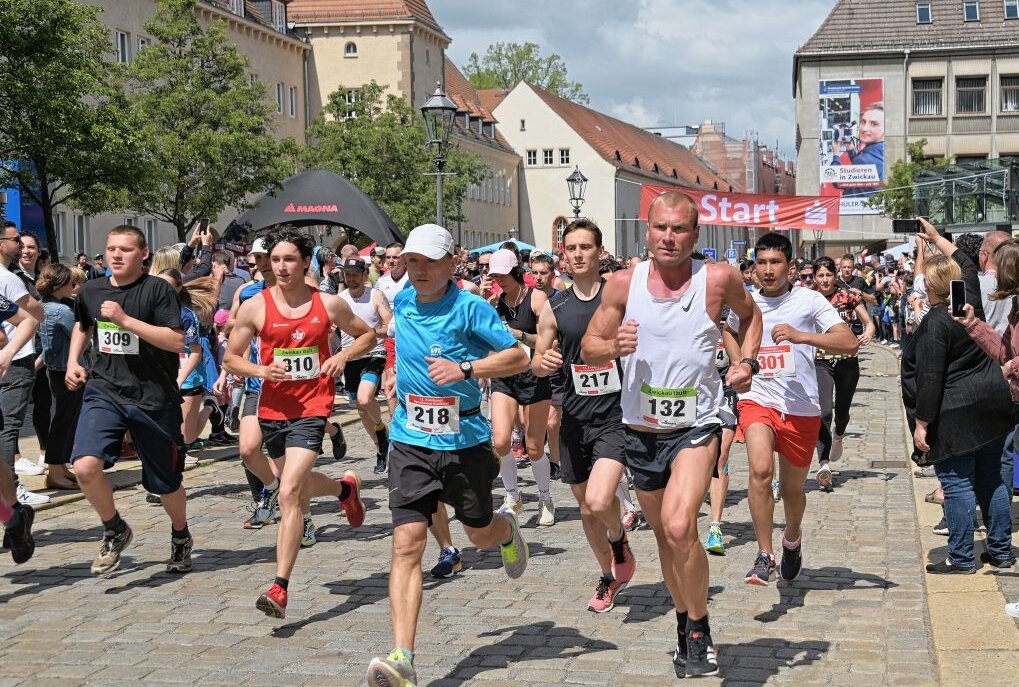 Über 1.000 Aktive beim Stadtlauf in Zwickau - Beim Start des Hauptlaufes sind die Aktiven von vielen Zuschauern angefeuert worden. Foto: Ramona Schwabe