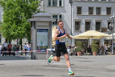 Über 1.000 Aktive beim Stadtlauf in Zwickau - Schnellester Läufer über 10 Kilometer ist Richard Vogelsang von der TSG Markkleeberg der einen neuen Streckenrekord aufgestellt hat. Foto: Ramona Schwabe