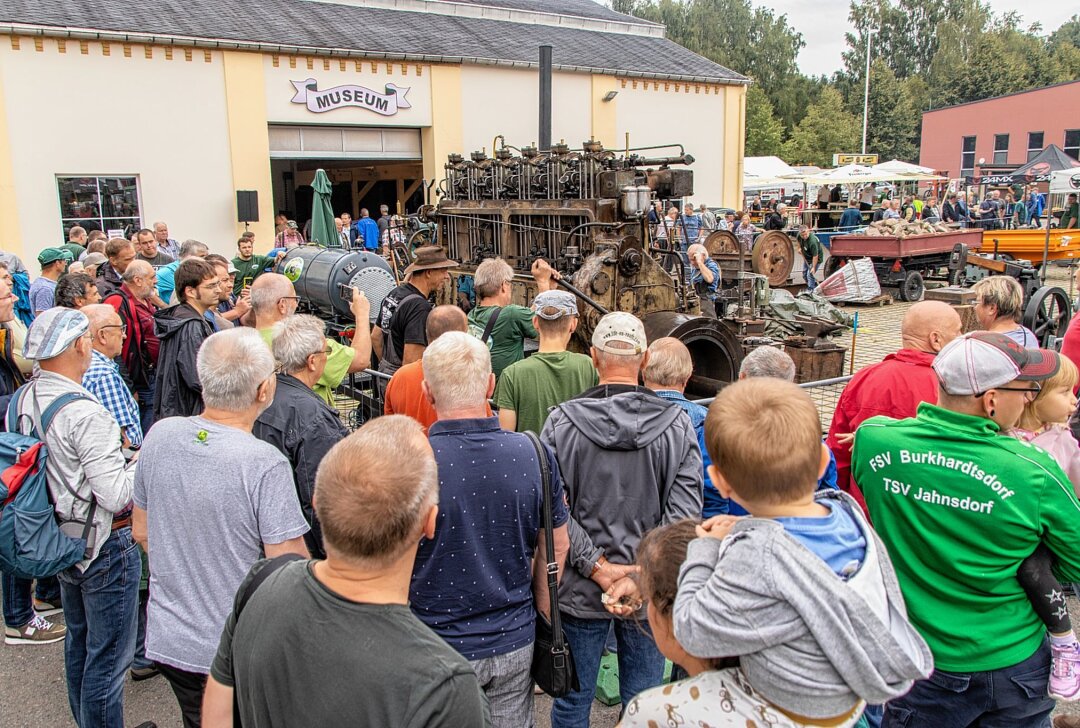 Über 100 Aussteller vor Ort: Bulldog Treffen lockt zahlreiche Besucher an - Internationales Stationärmotorentreffen in Burkhardtsdorf. Foto: André März