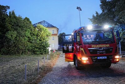 Über 100 Feuerwehrleute im Einsatz bei Dachstuhlbrand in Mehrfamilienhaus - Feueralarm am frühen Freitagmorgen in Bautzen. Fotograf: LausitzNews.de / Jens Kaczmarek